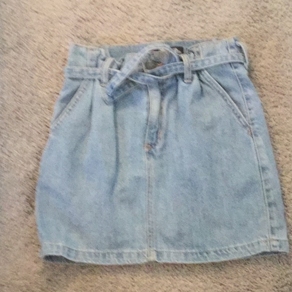 Hollister paper bag skirt in denim.Size 00,w23